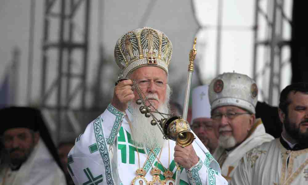Ekumeeninen patriarkka Bartolomeos suitsuttaa