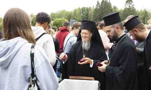 Patriarkka Bartolomeos Kaunisniemessä ortodoksisten nuorten kanssa syyskuussa 2023
