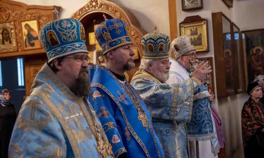 Suomen ortodoksisen kirkon toimessa olevat piispat Valamon luostarin pääkirkossa marraskuussa 2023