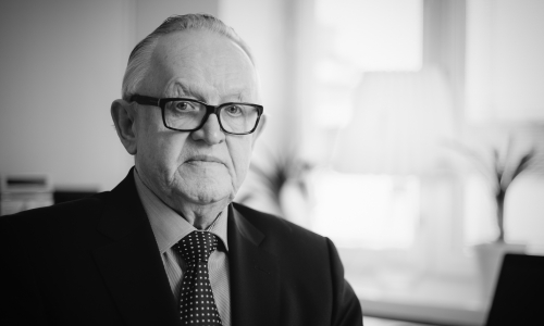 Presidentti Martti Ahtisaari tummassa puvussa