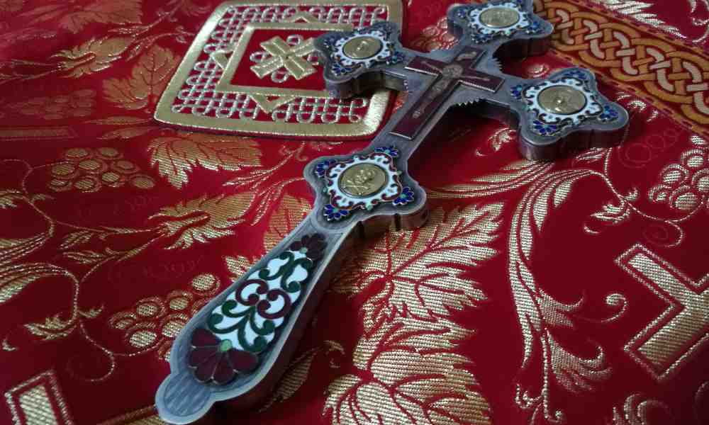 Koristeellinen ortodoksinen risti pöydällä