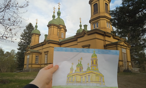 Ukrainallainen Roma esittelee piirustusta ortodoksisesta kirkosta