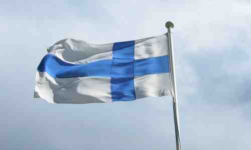 Suomen lippu liehuu tuulessa