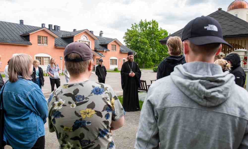 Ortodoksisen kristinoppileirin osallistujia Valamon luostarin pihalla kesällä 2022
