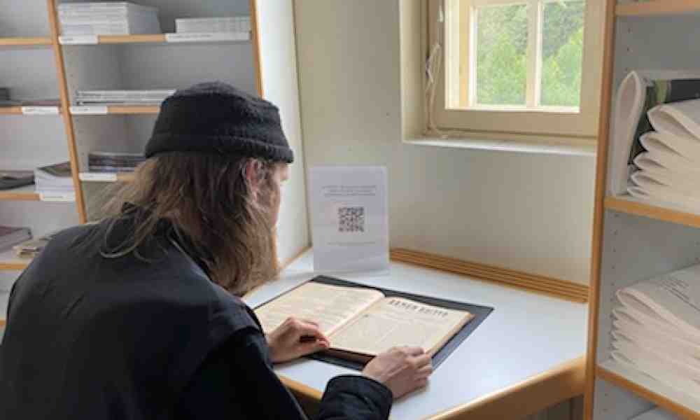 Kuuliaisuusveli Jermogen tutkii Aamun Koiton vuosikertaa sadan vuoden takaa Valamon luostarin erikoiskirjastossa 2022